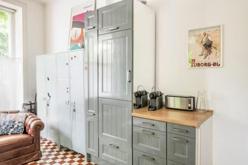 Großzügige 185m2-altbauwohnung In Bestlage 7zimmer-2bäder-2küchen-2wcs Apartment