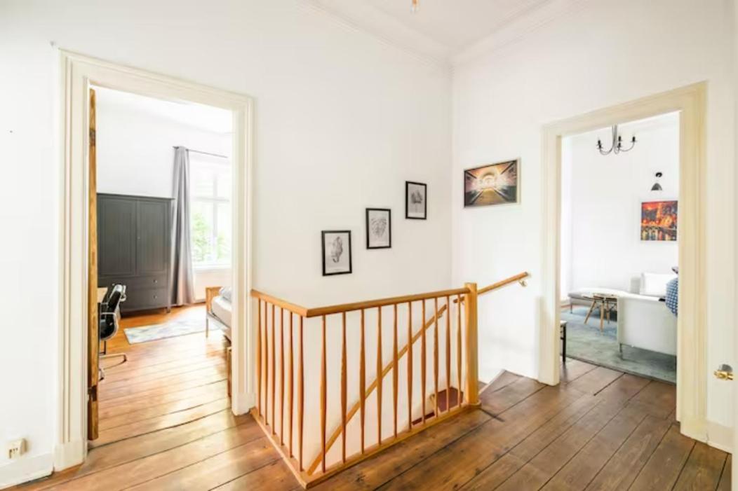 Großzügige 185m2-altbauwohnung In Bestlage 7zimmer-2bäder-2küchen-2wcs Apartment