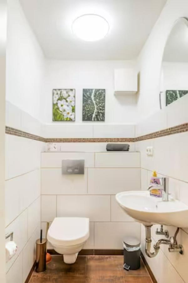 Großzügige 185m2-altbauwohnung In Bestlage 7zimmer-2bäder-2küchen-2wcs Apartment